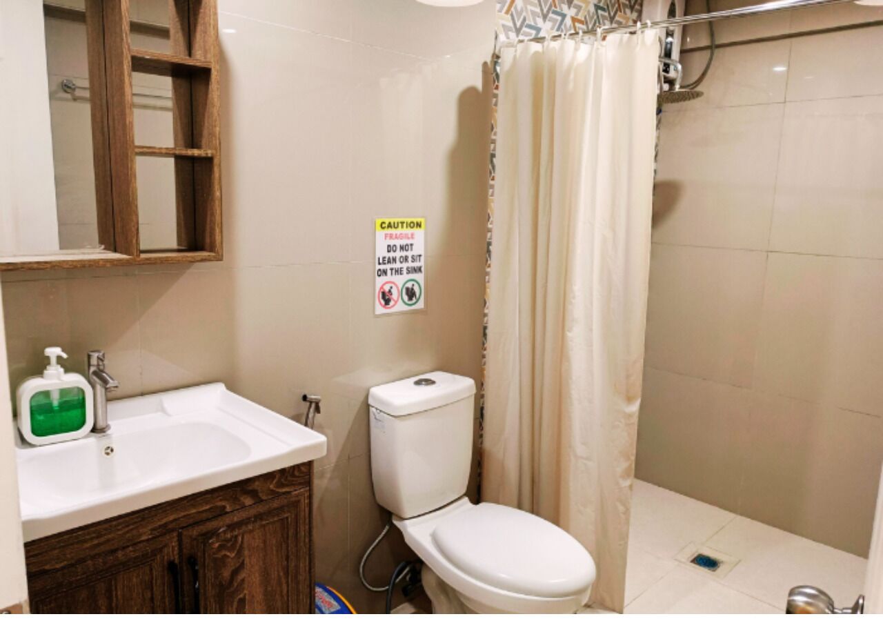 Ein Badezimmer mit Waschbecken, Toilette und Duschvorhang.