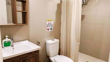 Ein Badezimmer mit Waschbecken, Toilette und Duschvorhang.