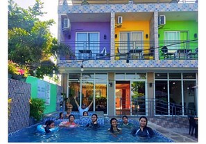 Una piscina al aire libre