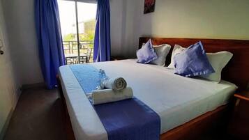 Escritorio y tabla de planchar con plancha