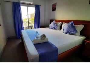 Habitació (KING BEDROOM WITH BALCONY) | Escriptori i planxa i posts de planxar 