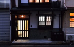 Property entrance - Raku Inn (Kyoto)