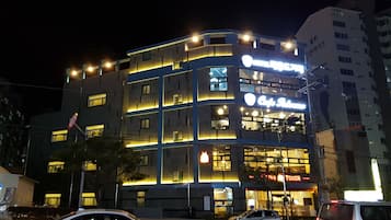 Façade de l’hébergement - soirée/nuit