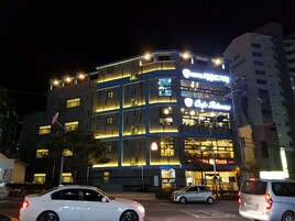 Fachada del alojamiento - Noche