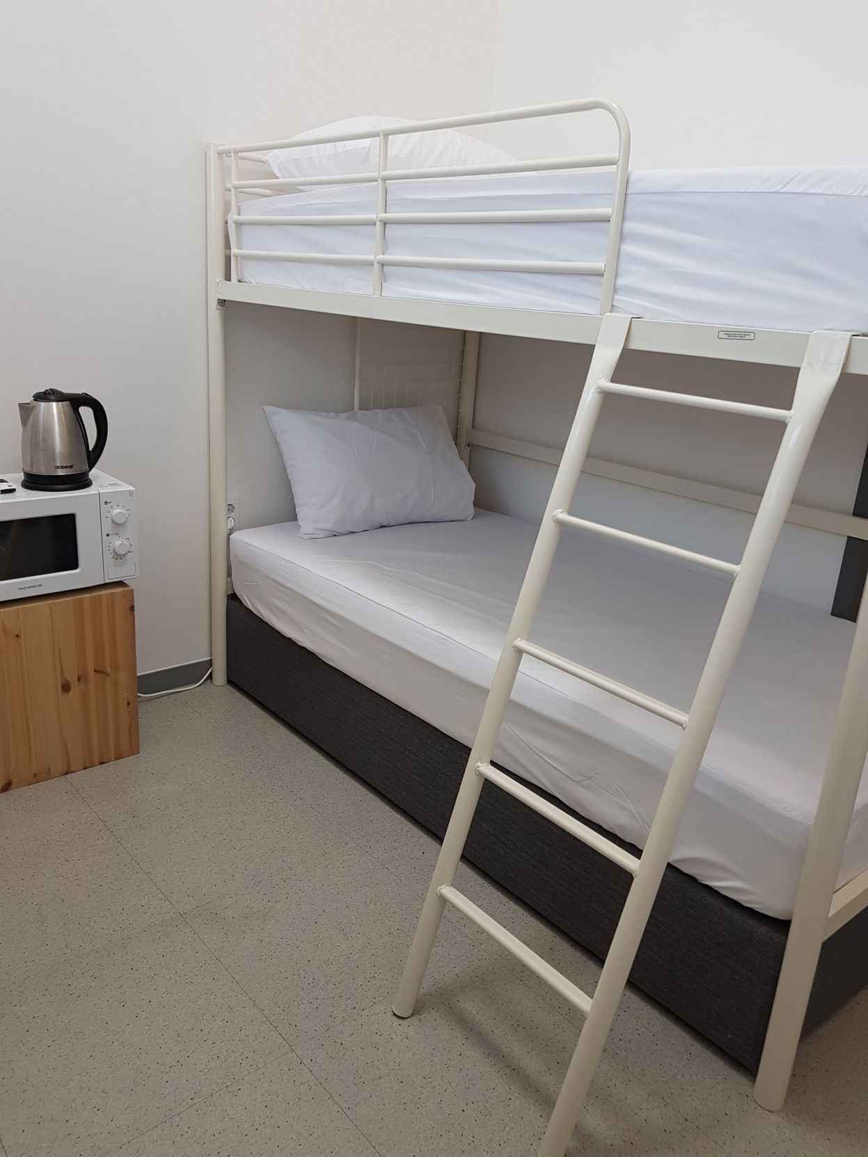 Escritorio, wifi gratis, ropa de cama