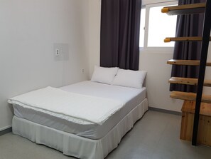 Escritorio, wifi gratis y ropa de cama 