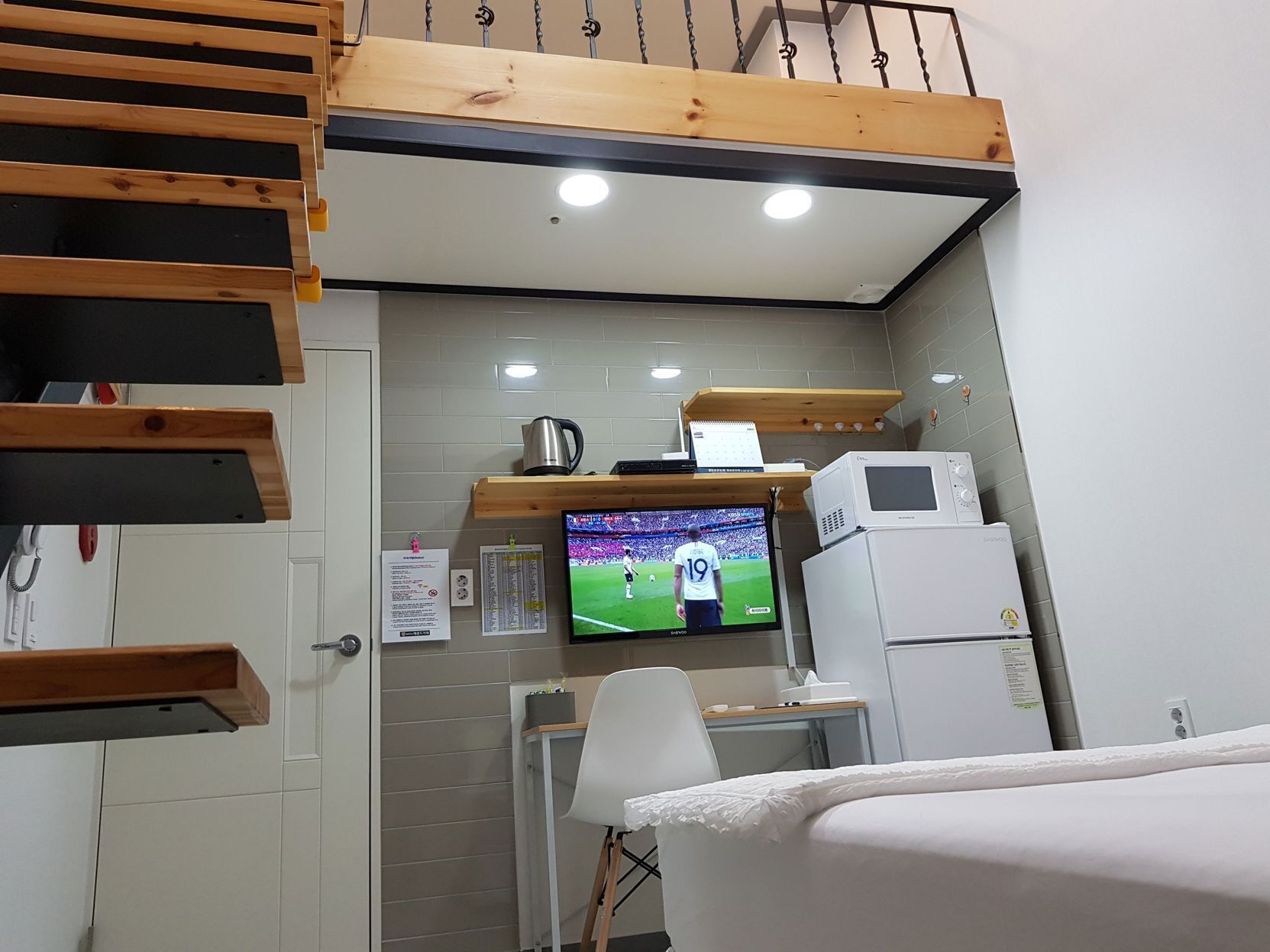 Escritorio, wifi gratis, ropa de cama
