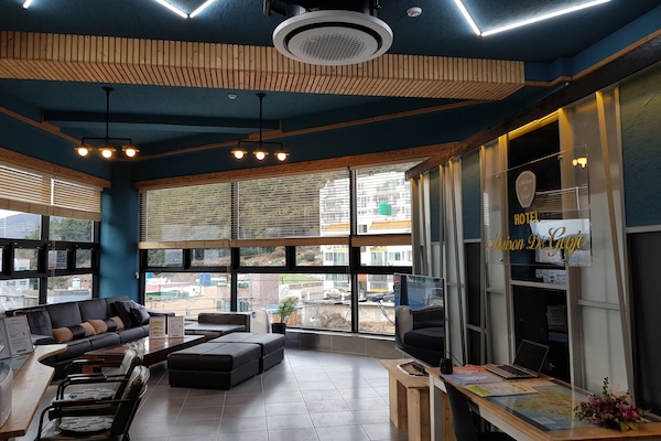 Lobby lounge