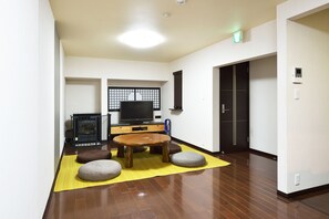 Rental House | Living area | Flat-screen TV, DVD player