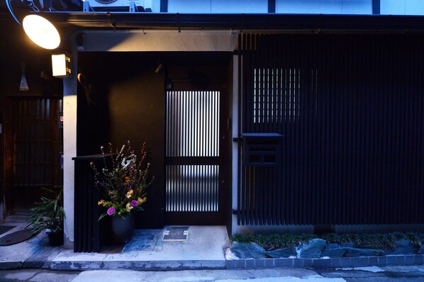 Front of property – evening/night - Tsumugi Inn (Kyoto)