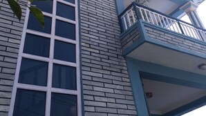 Un edifici amb façana de maó i diverses finestres.