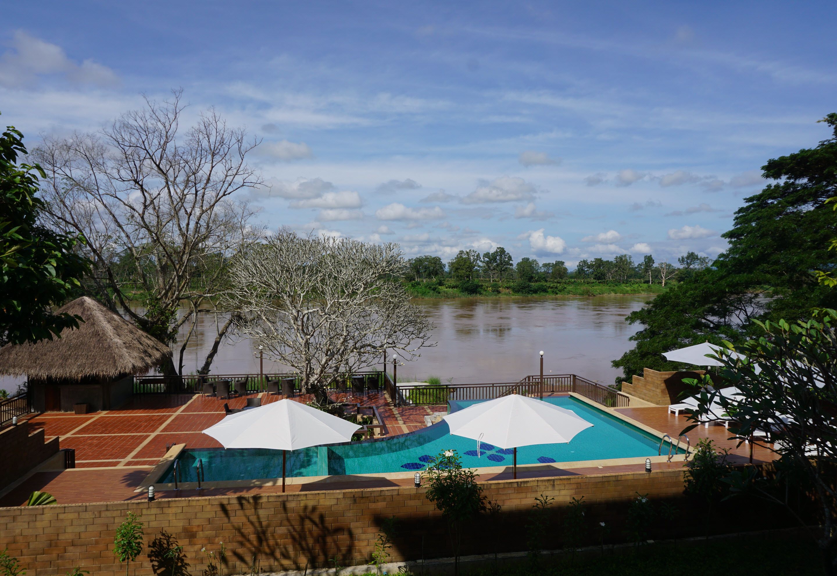 สระว่ายน้ำกลางแจ้ง, เก้าอี้อาบแดดริมสระ