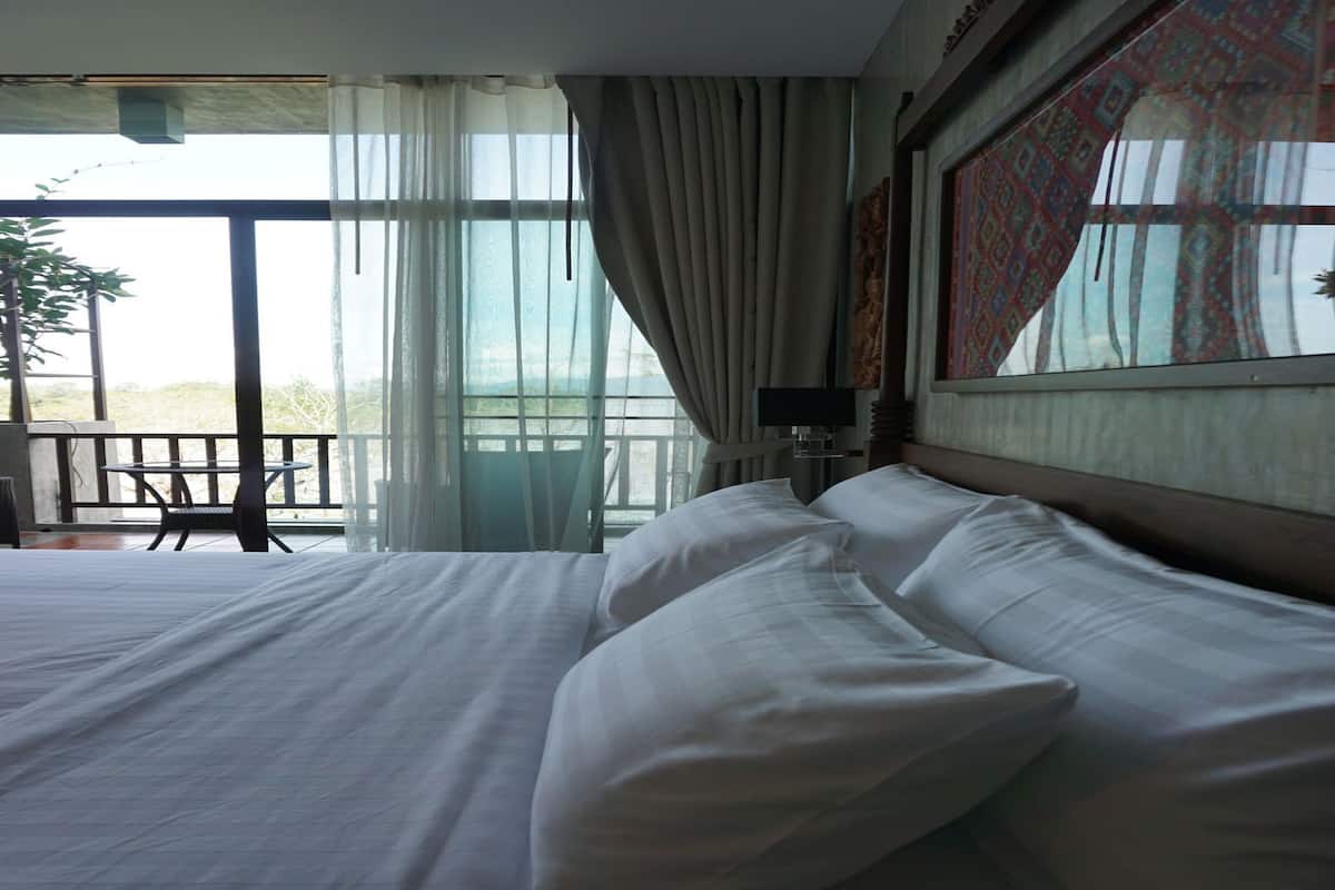 Minibar, in-room safe, blackout drapes, free WiFi