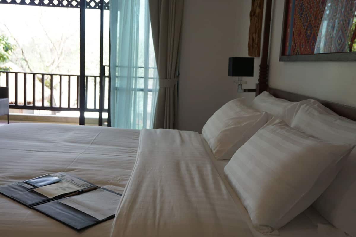 Minibar, in-room safe, blackout drapes, free WiFi