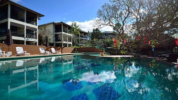 Kolam renang outdoor, dengan kursi berjemur