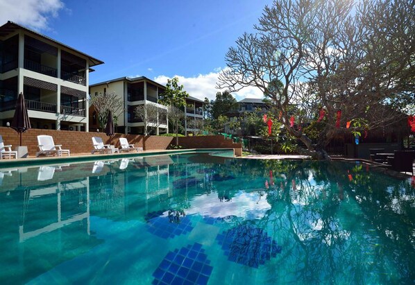 室外游泳池，提供日光浴躺椅