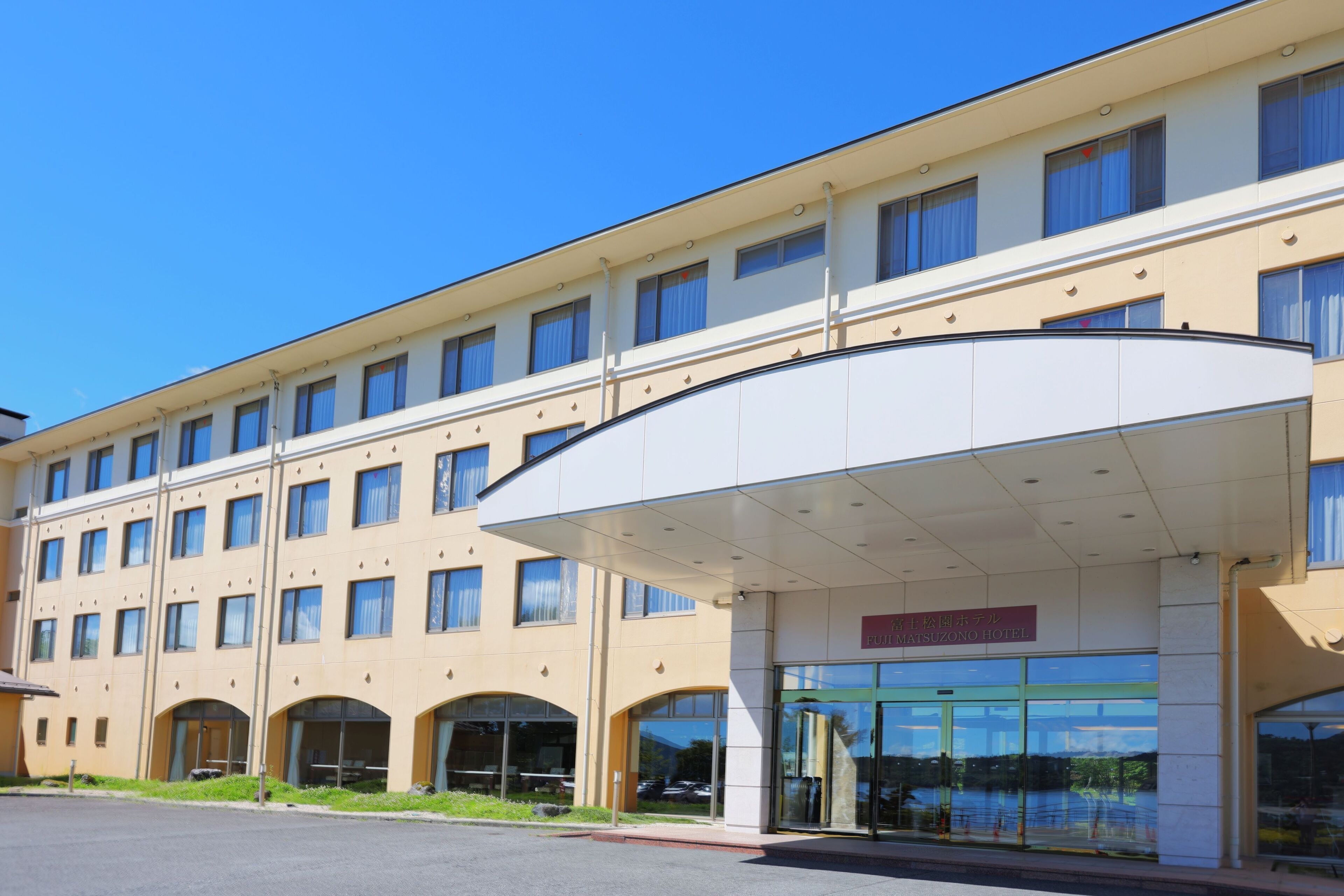 Un hôtel au design moderne, doté d’un grand auvent à l’entrée et de nombreuses fenêtres.