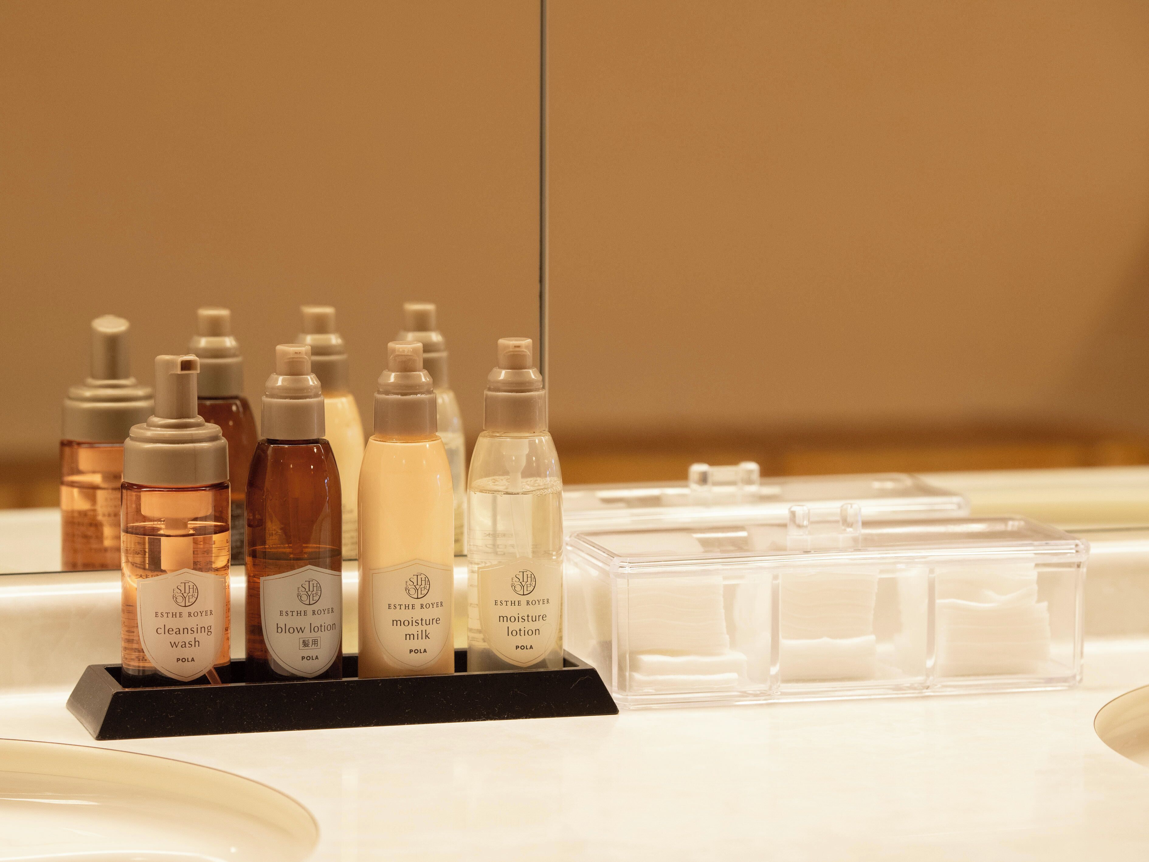 Une présentation de produits de soins pour la peau dans une salle de bain.