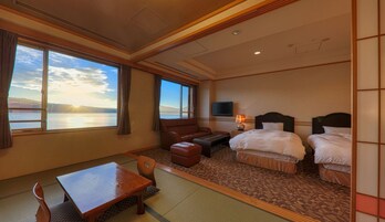 套房, 非吸煙房, 湖景 (with Hot Springs, Yamanakako View) | 防敏寢具、羽絨被、書桌、手提電腦工作空間