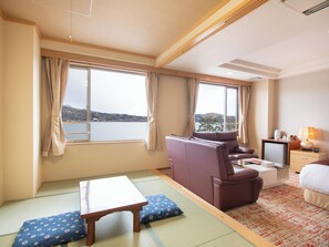 Yamanakako View Junior Suite, Non Smoking | Hypo-allergenic bedding, down comforters, desk, laptop workspace