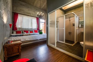 Cortinas blackout, wifi gratis y ropa de cama