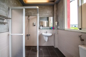 Buồng tắm vòi sen, đồ dùng nhà tắm miễn phí, máy sấy tóc 