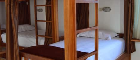 Una cama litera con estructura de madera y ropa de cama blanca.