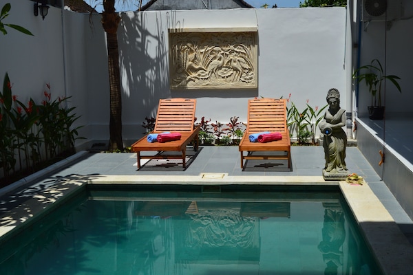 Kolam renang outdoor, dengan kursi berjemur