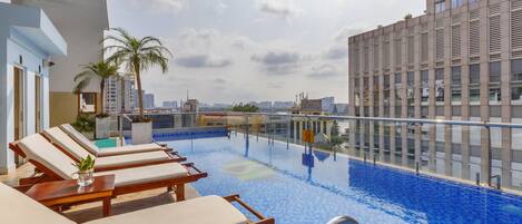 Una piscina al aire libre