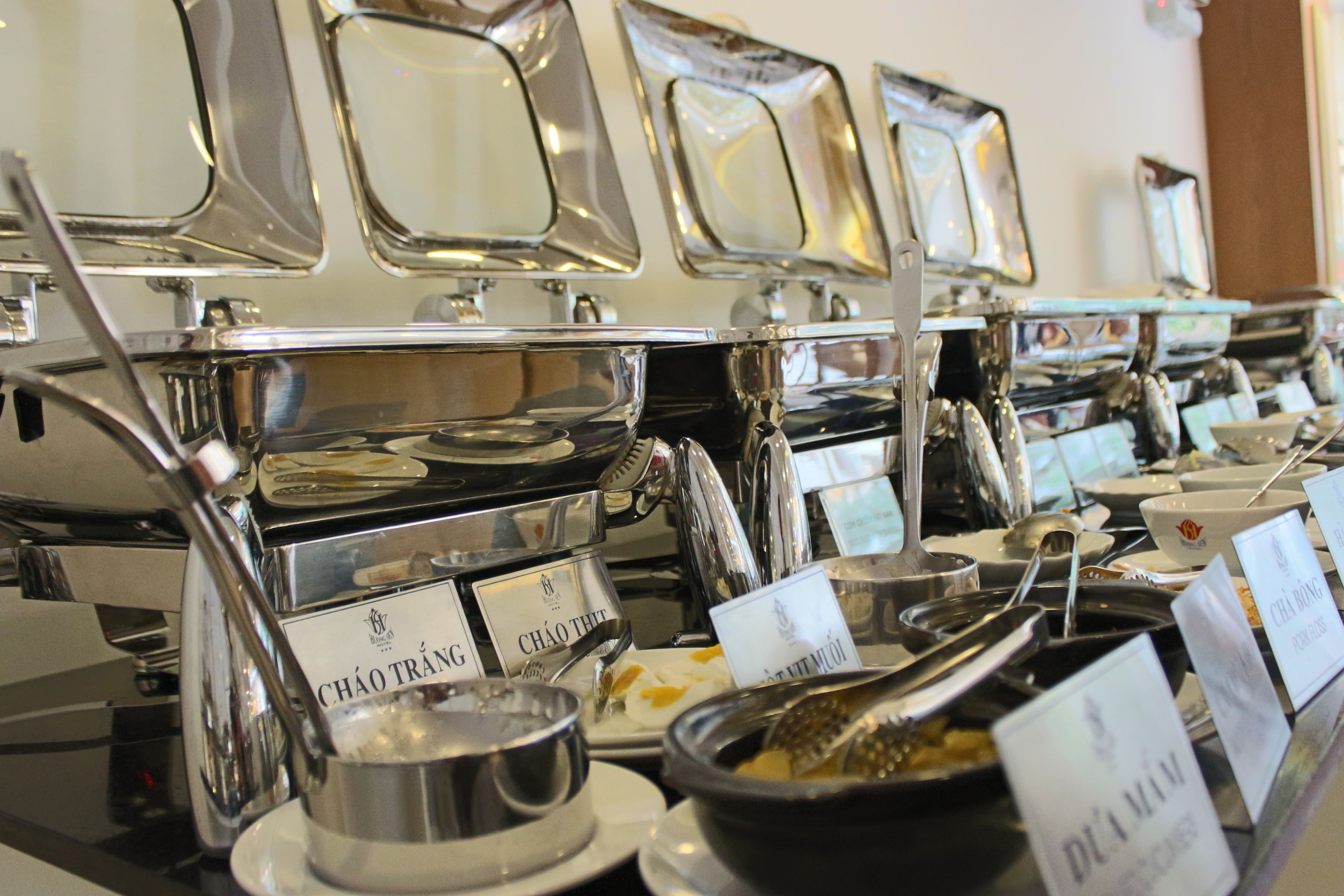 daily buffet breakfast (vnd 150000 per person)