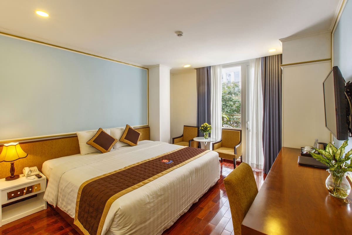 Super Deluxe Room | Minibar, in-room safe, desk, blackout curtains