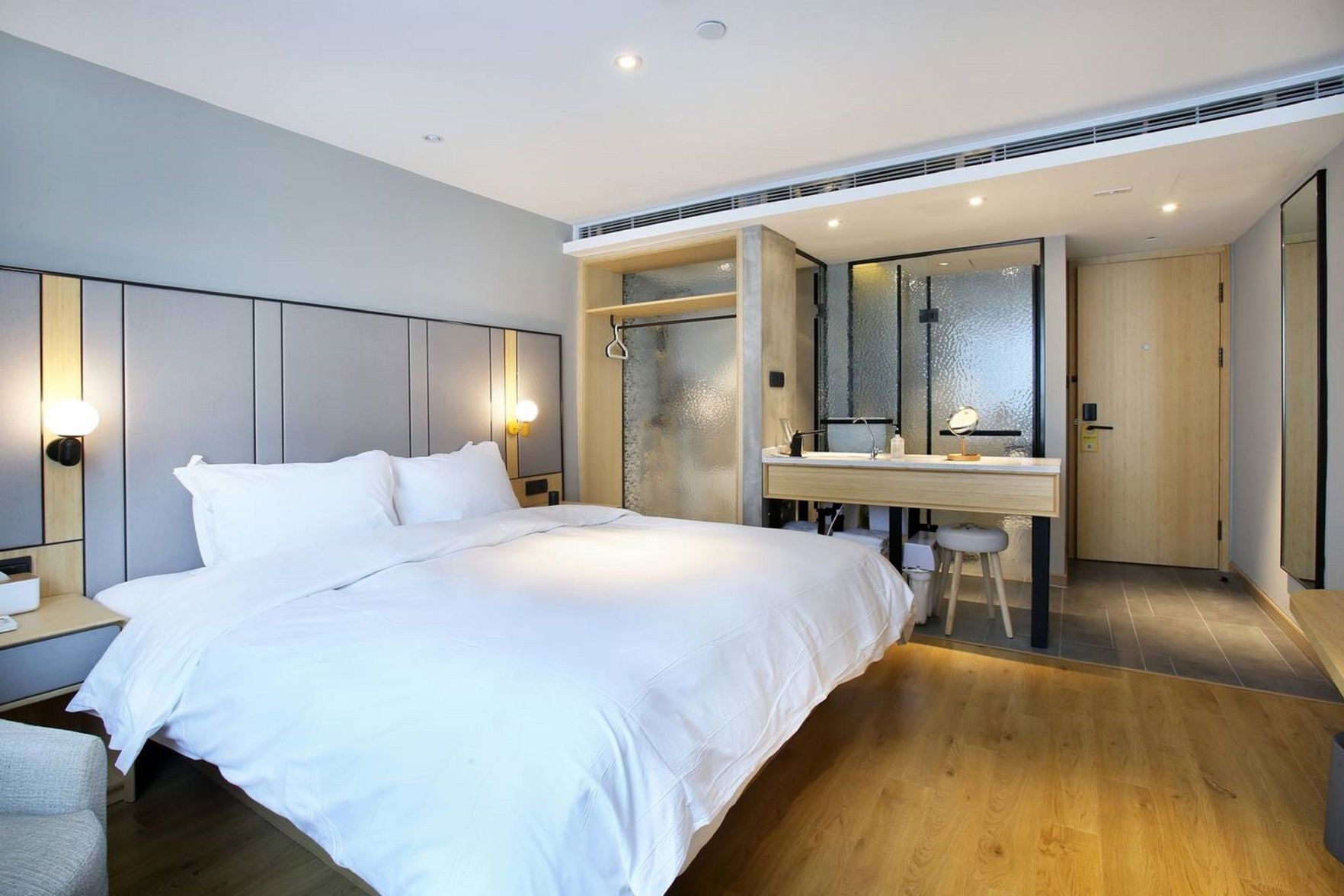 Ropa de cama de alta calidad, edredón, camas con pillow-top y minibar 