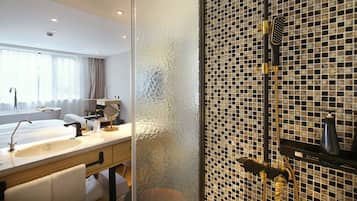 Deluxe-Zimmer | Badezimmer | Kostenlose Toilettenartikel, Haartrockner, Hausschuhe, Handtücher