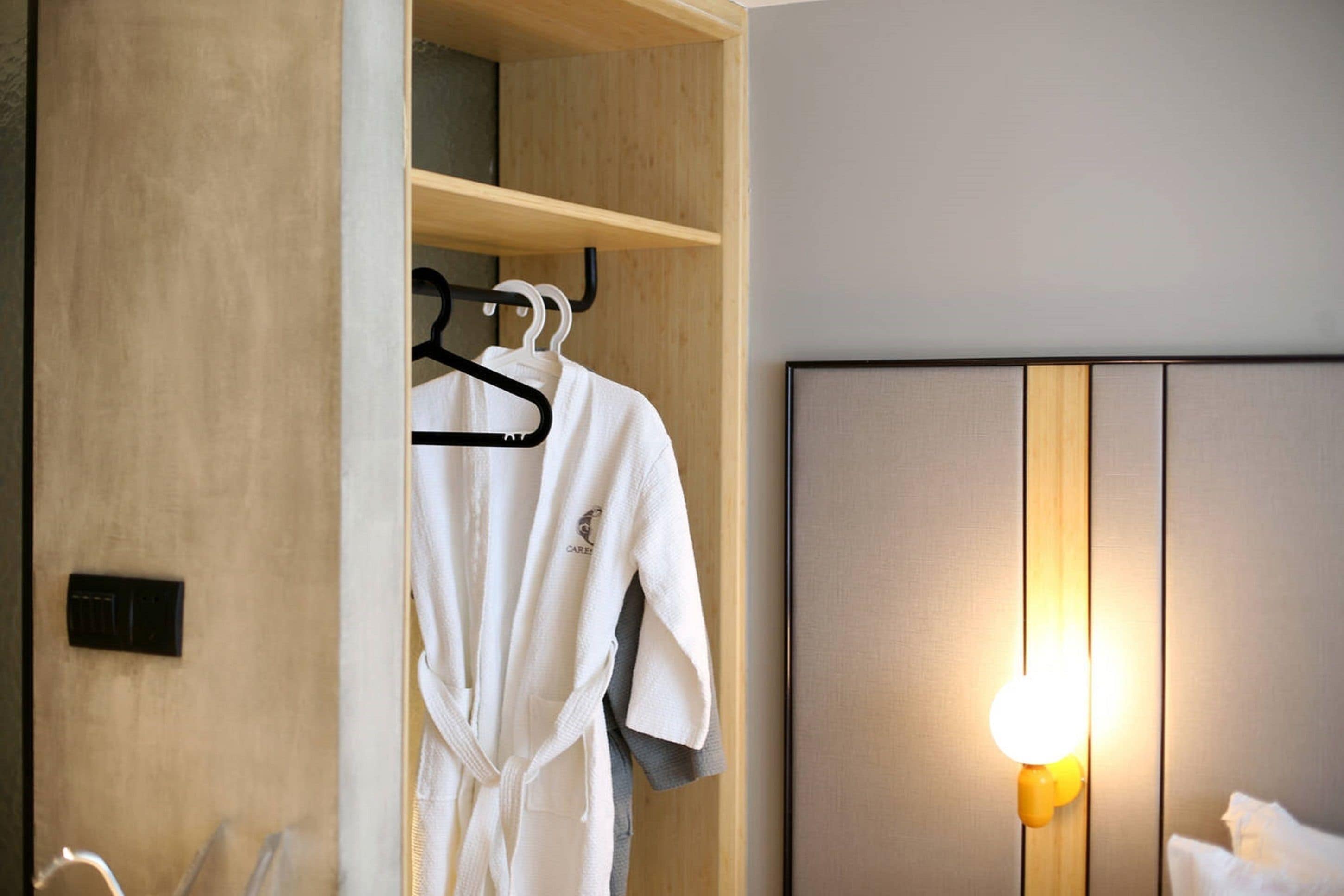 deluxe room | premium bedding, down duvets, pillow-top beds, minibar