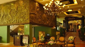 A lobby with a grand chandelier, a reception desk, and a staircase leading to an upper level. - Chour Palace Hotel (Mae Sai)