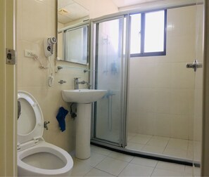Business suite, 1 tweepersoonsbed | Badkamer | Een douche, gratis toiletartikelen, een haardroger, pantoffels