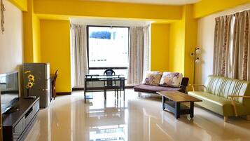 豪華雙人房, 1 張標準雙人床和 1 張沙發床 | 布置獨特、遮光布/窗簾、免費無線上網、床單