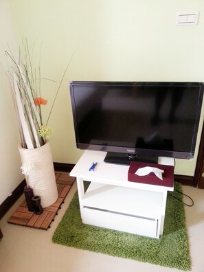 Business Suite, 1 Double Bed | Individually furnished, blackout drapes, free WiFi, bed sheets - Purple (Taichung)