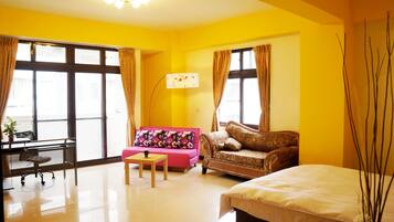 豪華雙人房, 1 張標準雙人床和 1 張沙發床 | 布置獨特、遮光布/窗簾、免費無線上網、床單