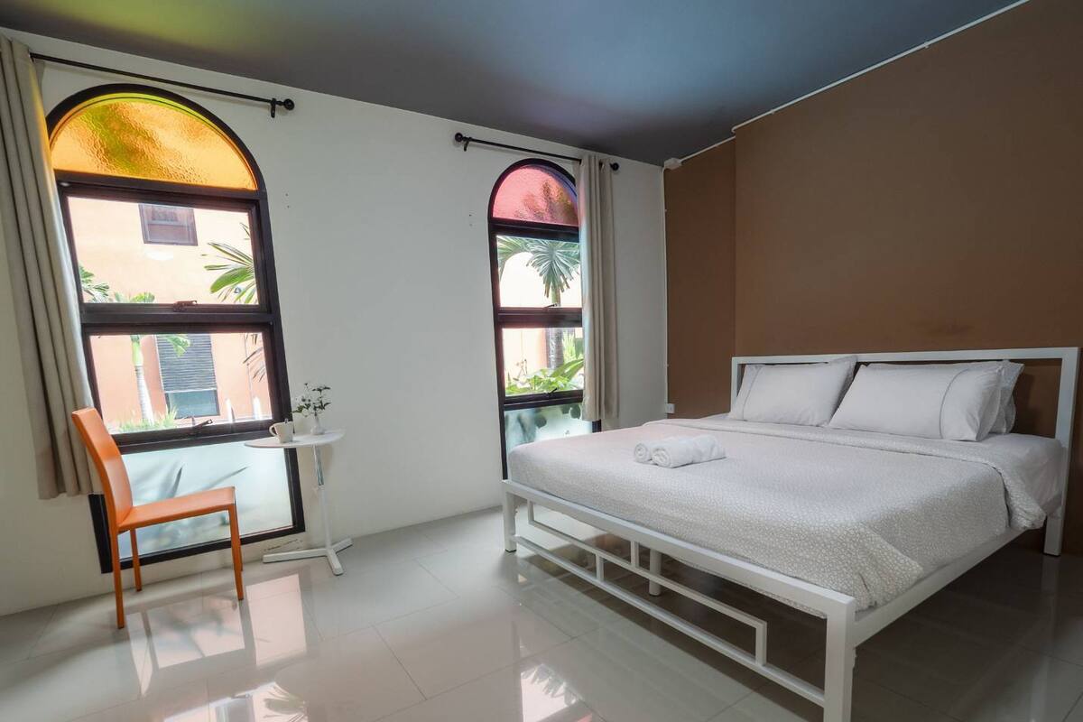 Cortinas blackout, Wi-Fi de cortesia, roupa de cama
