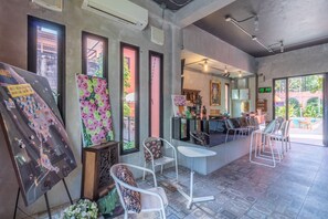 Lobby sitting area - Baansuanprannok Hotel (Bangkok)