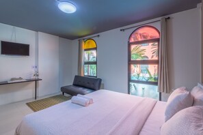 Cortinas blackout, wifi gratis y ropa de cama