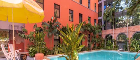 Piscina externa, funciona das 7h às 20h, espreguiçadeiras