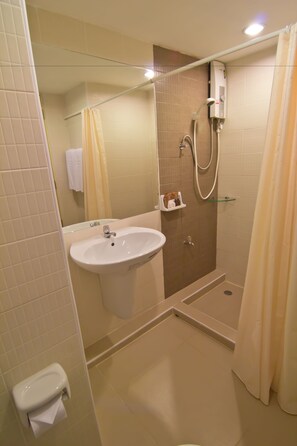 Standard Room with City View | Bathroom | Shower, free toiletries