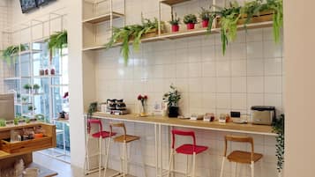 Kühlschrank, Mikrowelle, Wasserkocher, Kochgeschirr/Geschirr/Besteck