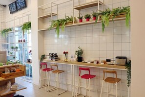 冷蔵庫、電子レンジ、電気ポット、調理器具と食器