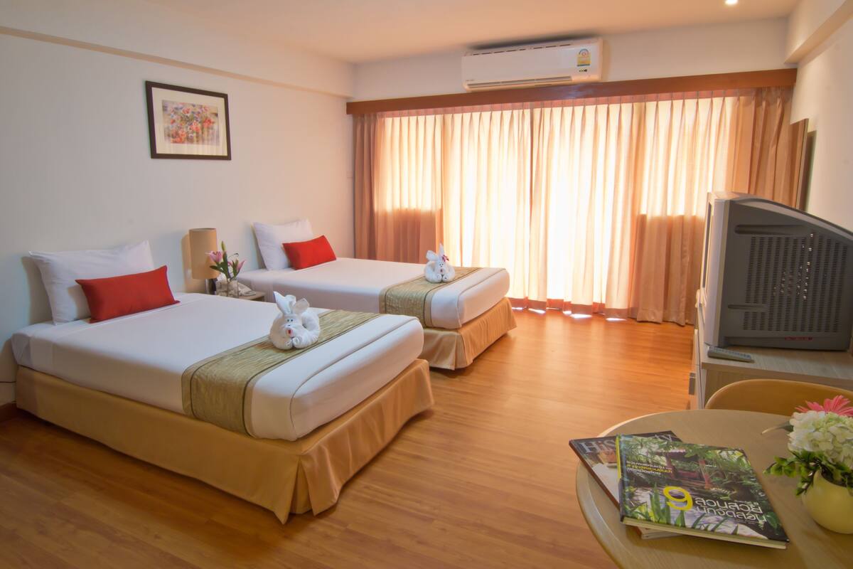 Standard Room with City View | Escritorio, camas extra y wifi