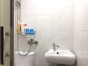 Habitación Confort con 2 camas individuales | Baño | Ducha, artículos de higiene personal gratuitos, zapatillas y toallas