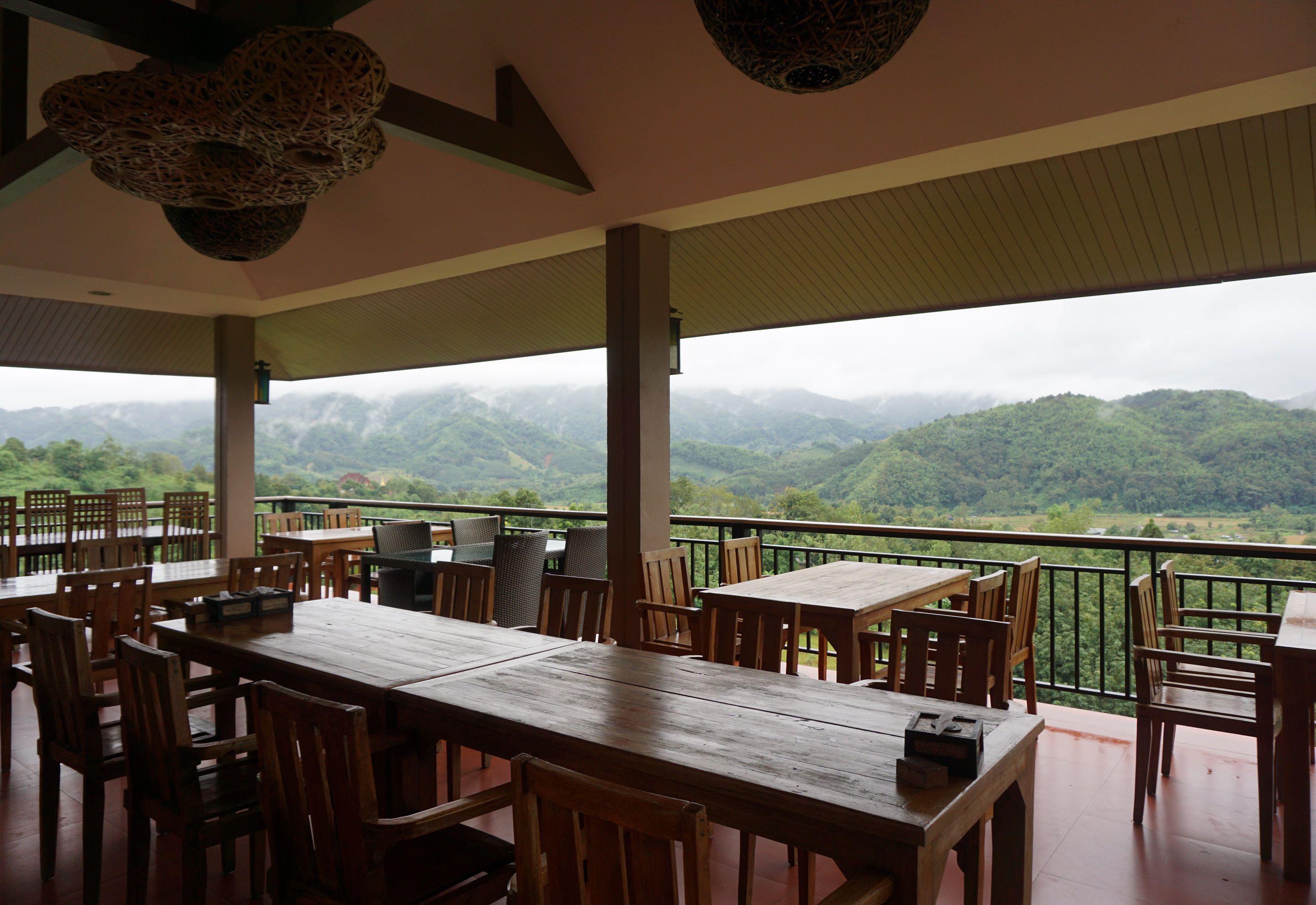 อาหารเช้าแบบท้องถิ่นทุกวัน (THB 200.00 ต่อคน)