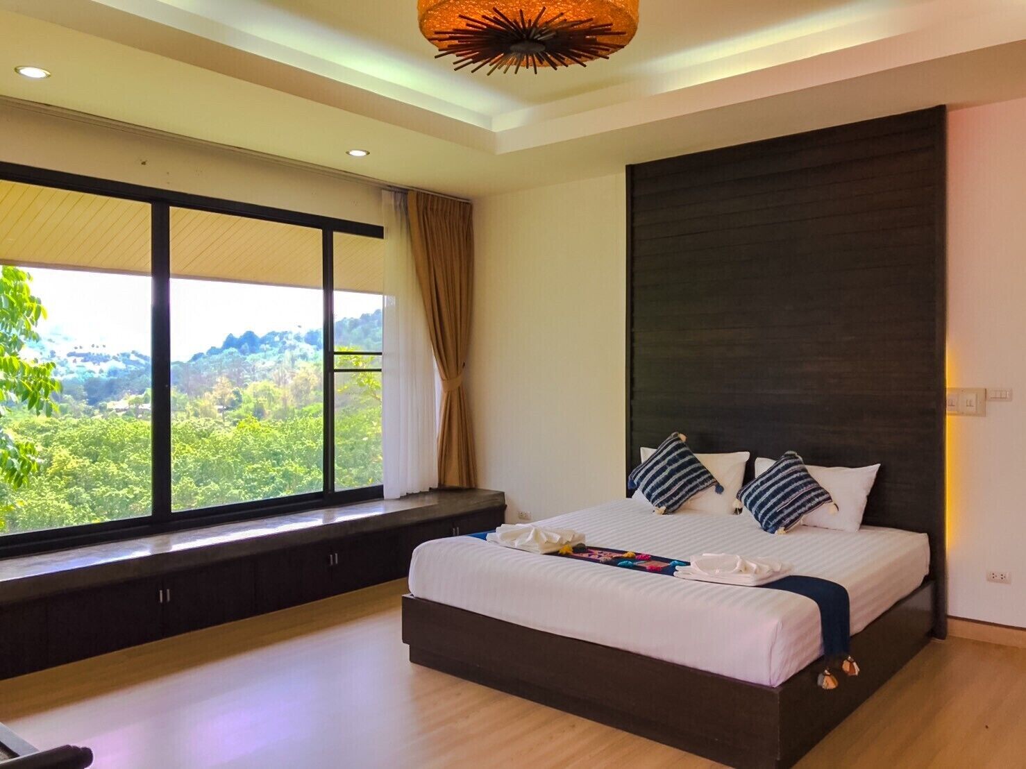 Honeymoon Room, Bathtub | Minibar, free WiFi